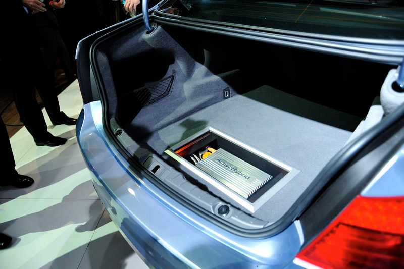 Illustration for article titled 2009 BMW 7-Series, ActiveHybrid Hit LA Show Floor